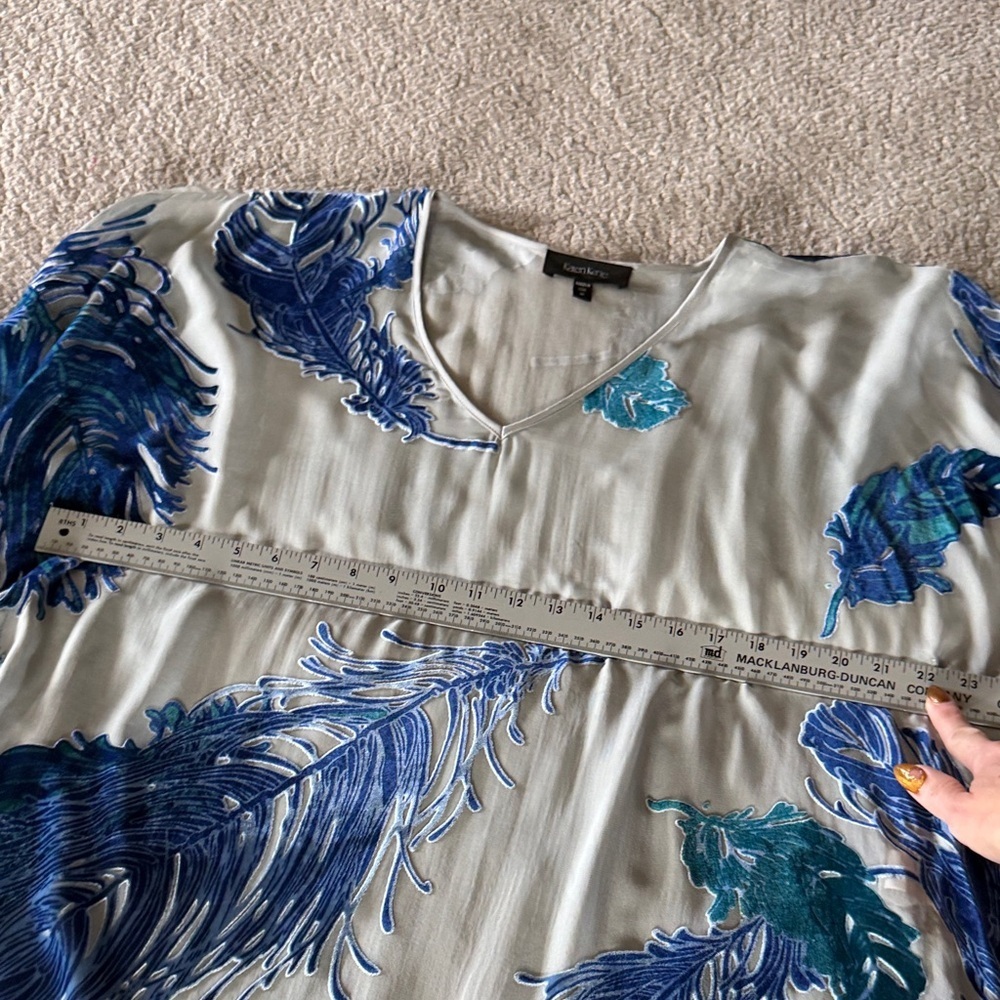 Karen Kane Silk Blend Grey and Navy Feather Pattern Blouse Medium - Picture 7 of 8